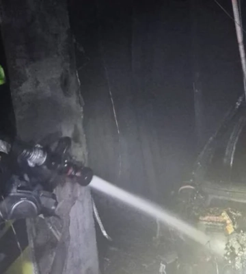 У Дарницькому районі Києва виникла пожежа в підземному паркінгу: загорівся автомобіль — фото