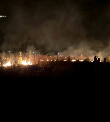 На Львівщині через підпалення сухостою згорів цвинтар