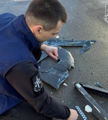 Російський безпілотник вдарив по харчовому підприємству у Харкові — двоє загиблих (, )
