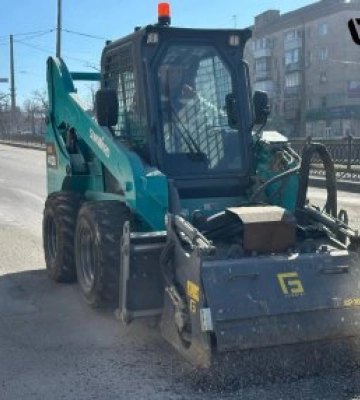 У Миколаєві на проспекті Центральному комунальники ремонтують асфальтове покриття