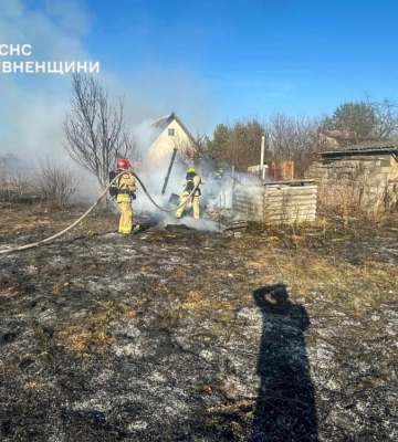 На Рівненщині через спалювання сухої трави вщент згоріли дві господарські будівлі