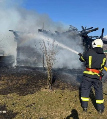 Пожежа в Колочаві: за лічені хвилини полум’я охопило дах будинку