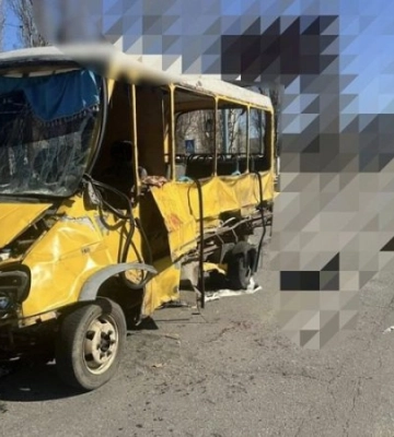 В Херсоне дрон атаковал маршрутку, 20 раненых