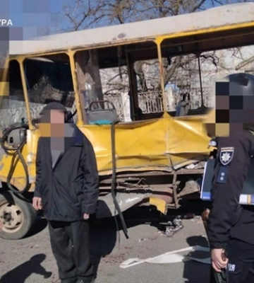В Херсоне дрон атаковал маршрутку, 20 раненых