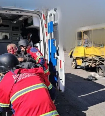 Росіяни дроном атакували маршрутку в Херсоні: поранені щонайменше восьмеро людей