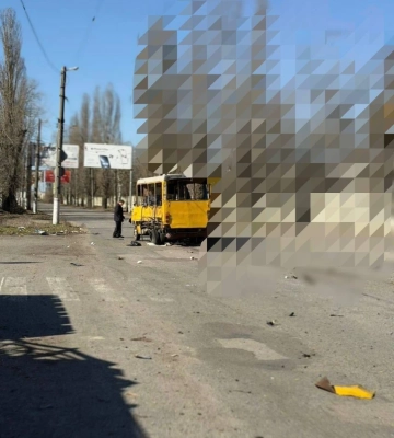 Росіни посеред дня дроном атакували маршрутку в середмісті Херсона: 21 людину поранено, серед них підліток