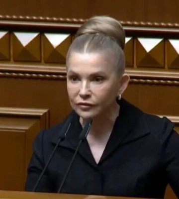 Тимошенко виступила на засіданні Ради із незвичною зачіскою (фото, відео)