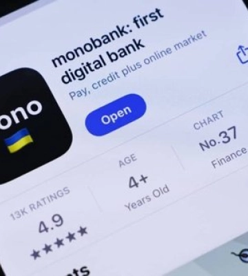 Співзасновник monobank Гороховський поглузував з фото клієнтки на фоні "прапору РФ". Дівчина каже: це прапор Словенії