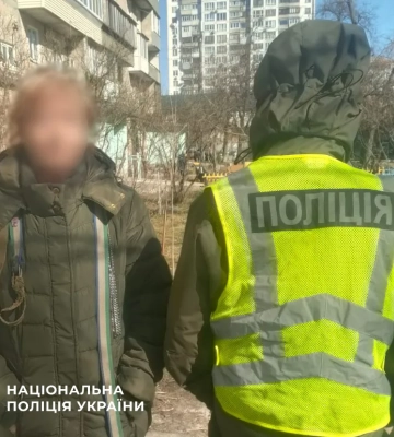 Поліція Києва розшукала жінку, яка била собаку посеред вулиці на Березняках