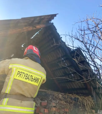 Ужгородські вогнеборці ліквідували пожежу в господарській споруді