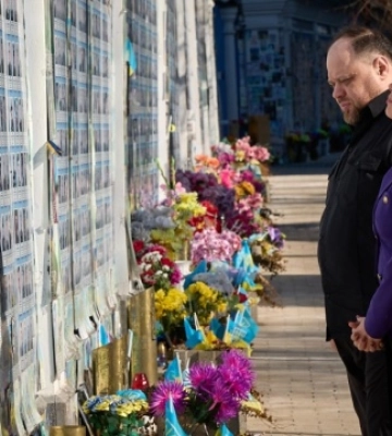 Президентка Бундестагу вшанувала пам’ять полеглих захисників України біля Стіни пам’яті у Києві