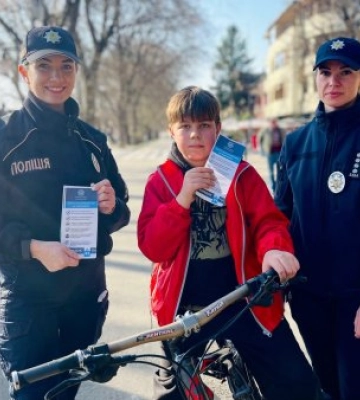 «Відповідальний велосипедист»: закарпатські патрульні провели для дітей урок безпеки на дорозі
