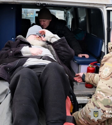 З прифронтової Миколаївки на Донеччині поліція вивезла людей похилого віку