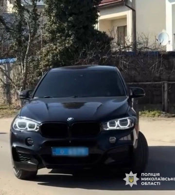 У Миколаєві притягнули до відальності чоловіка за використання службових номерних знаків на цивільному авто