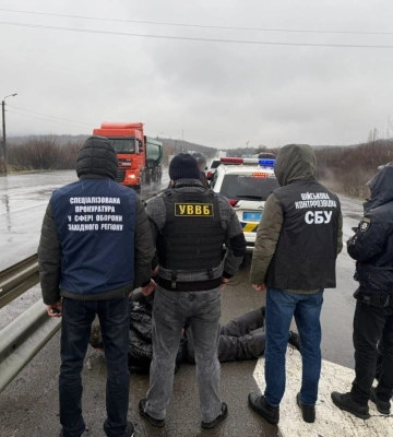 На Закарпатті мешканець Дніпропетровщини намагався підкупити прикордонника за $4000