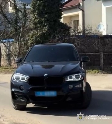 У Миколаєві поліцейські притягнули до адмінвідповідальності чоловіка за незаконне використання службових номерних знаків на цивільному автомобілі