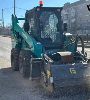 У Миколаєві на проспекті Центральному комунальники ремонтують асфальтове покриття