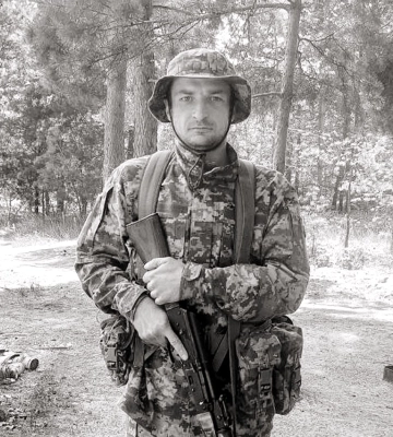 У Черкасах попрощалися із молодшим сержантом, якого нагородили Золотим Хрестом