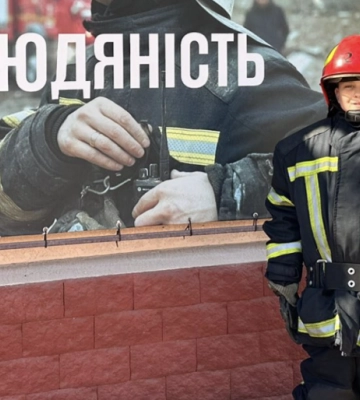 В Одесі на відкритому балконі багатоповерхівки застрягла дитина