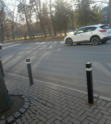 У Рівному продовжують встановлювати обмежувальні стовпчики на тротуарах