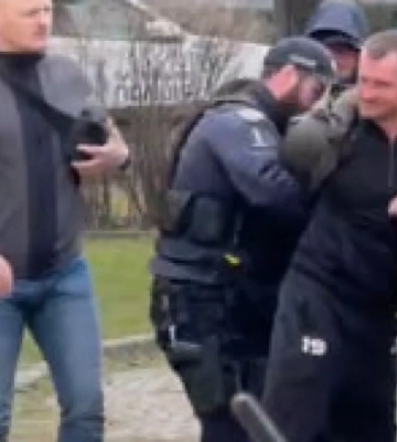 В Ужгороде возле здания СБУ мужчина угрожал покончить с собой. ВИДЕО