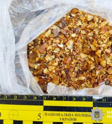 У Колоденці на Рівненщині жінку викрили на незаконному зберіганні бурштину
