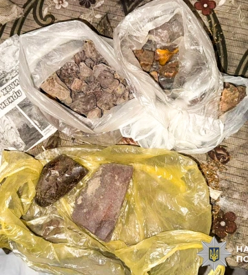 На Рівненщині поліцейські викрили чоловіка у незаконному зберіганні бурштину