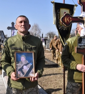 На колінах і зі сльозами: на Волині попрощались з Героєм Василем Філончуком 