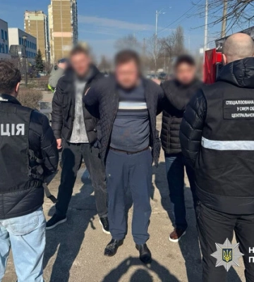 За $10 тисяч обіцяв виїзд за кордон ухилянту "під виглядом священника": у Києві затримали ділка