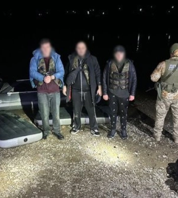 На надувних матрацах через Дністер: прикордонники затримали трьох чоловіків, які пливли до Молдови. ВІДЕО+ФОТОрепортаж
