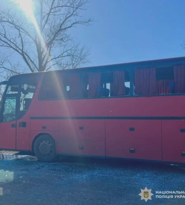 Одна людина загинула, четверо постраждали через удар російського БпЛА по автобусу на Харківщині