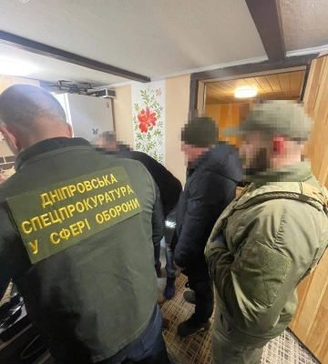 Мільйони не на фортифікації, а "під диван": на Дніпропетровщині провели обшуки