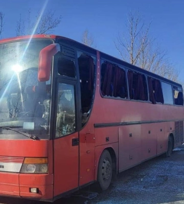 Одна людина загинула, четверо постраждали через удар російського БпЛА по автобусу на Харківщині