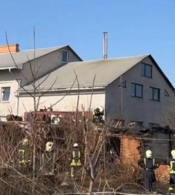 Горів сухостій, вогонь перекинувся на будинок: що відомо про пожежу у Луцьку на Вишкові