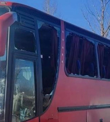 Окупанти вдарили дроном по рейсовому автобусу на Харківщині, загинула людина