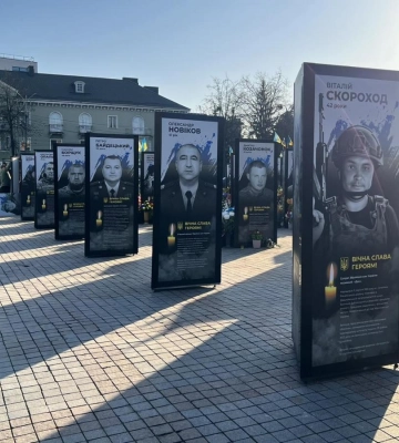 У центрі Рівного встановили ще 24 портрети полеглих захисників України