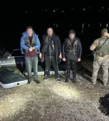 На надувних матрацах через Дністер: прикордонники затримали трьох чоловіків, які пливли до Молдови. ВІДЕО+ФОТОрепортаж