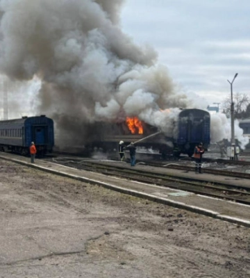 Росіяни вдарили по транспортній інфраструктурі Миколаєва: палає вагон потягу, є поранений