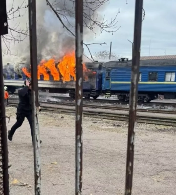 Росіяни поцілили по транспортній інфраструктурі Миколаєва: палає потяг, є поранений