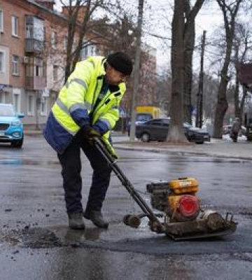 У Полтаві стартував весняний ремонт доріг: що вже відновлюють