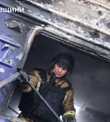 Рашисти вдарили безпілотником по поїзду на Миколаївщині: поранено працівника "УЗ". ФОТО