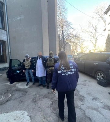 В Одесі затримали офтальмолога, якого підозрюють у вимаганні хабаря від хворого пацієнта за оформлення медичних документів