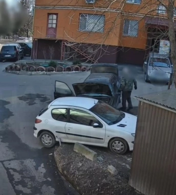 Не поставив на ручник: у Рівному автомобіль покотився та врізався в інше авто