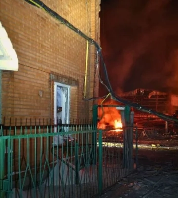 Пожары в четырех районах: спасатели показали последствия ночной атаки РФ на Киевскую область — фото