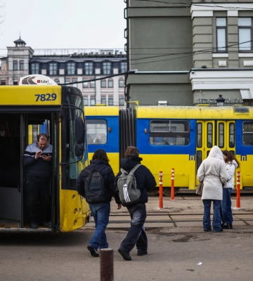 В Киеве из-за ночного обстрела РФ на отдельных участках приостановлено движение общественного транспорта – КГГА