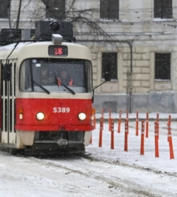 У Києві через ворожу атаку на деяких ділянках призупинив рух електротранспорт
