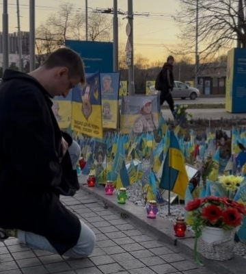 Огни памяти между оккупированным Мелитополем и свободным Запорожьем: на Аллее Героев почтили память добровольцев (фото, видео)
