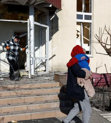 Нічна атака РФ на Бровари: троє загиблих, пошкоджено будинки, гуртожиток та склади, виникли масштабні пожежі — фоторепортаж