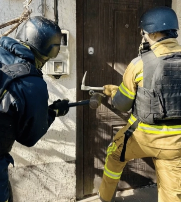 Рятувальники у Херсоні звільнили двох жінок із пошкоджених обстрілами будинків
