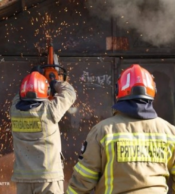 Пожежа серед гаражів в Ужгороді: густий дим помітили перехожі, вогонь гасили майже півтори години